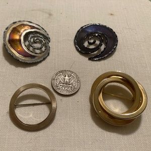 4 circular pins